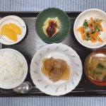 きょうのお昼ごはんは、大根入り豚バーグ、和風コールスロー、梅ジャガ、みそ汁、くだものでした。