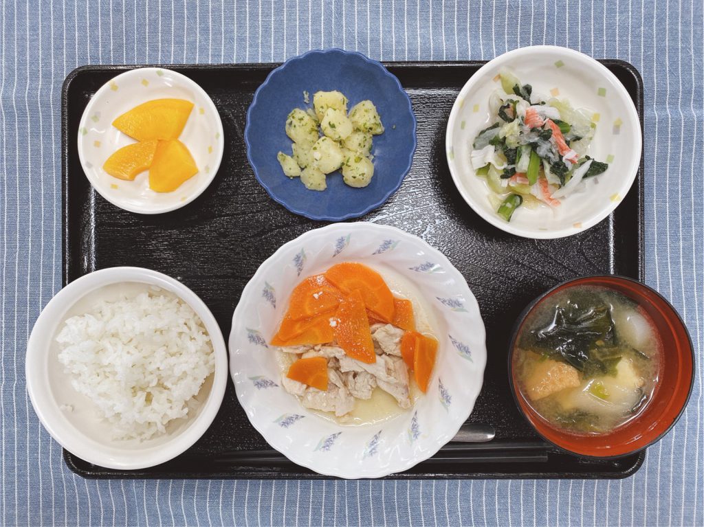 きょうのお昼ごはんは、鶏肉と人参の重ね蒸し、具だくさんおろし、のり塩ポテト、みそ汁、くだものでした。