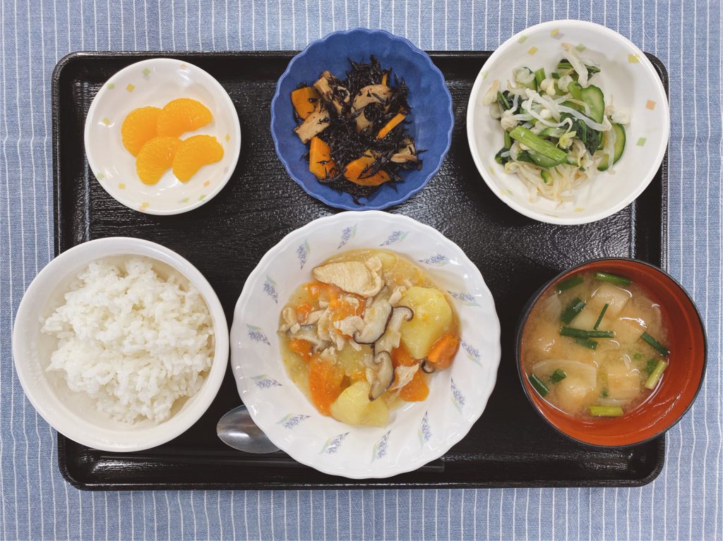 きょうのお昼ごはんは、吉野煮・天かす和え・ひじき煮・みそ汁・くだものでした。