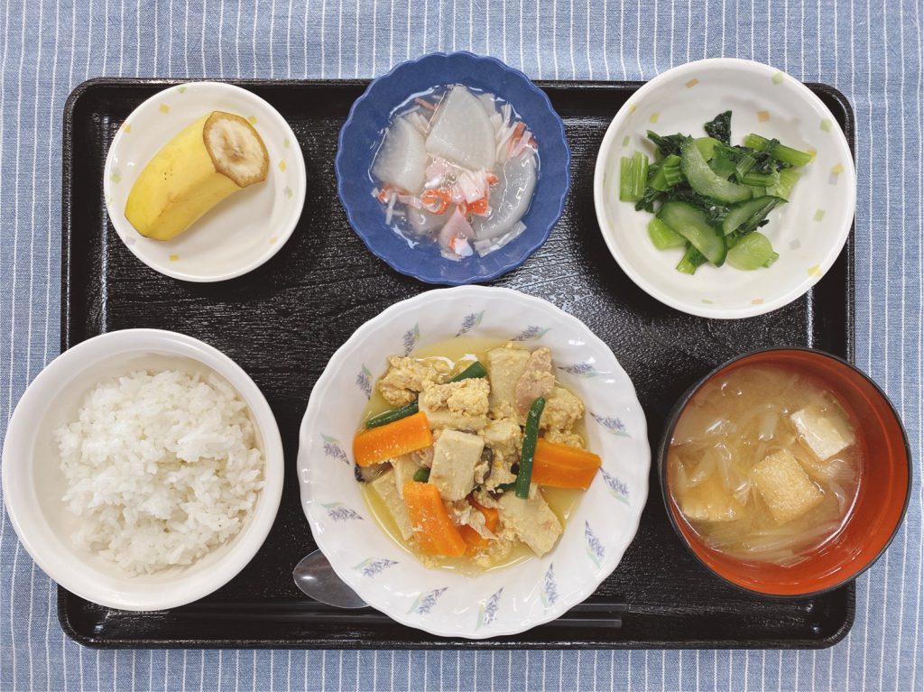 きょうのお昼ごはんは、綱と高野豆腐の卵とじ・わさび和え・大根のくずあん・みそ汁・くだものでした。