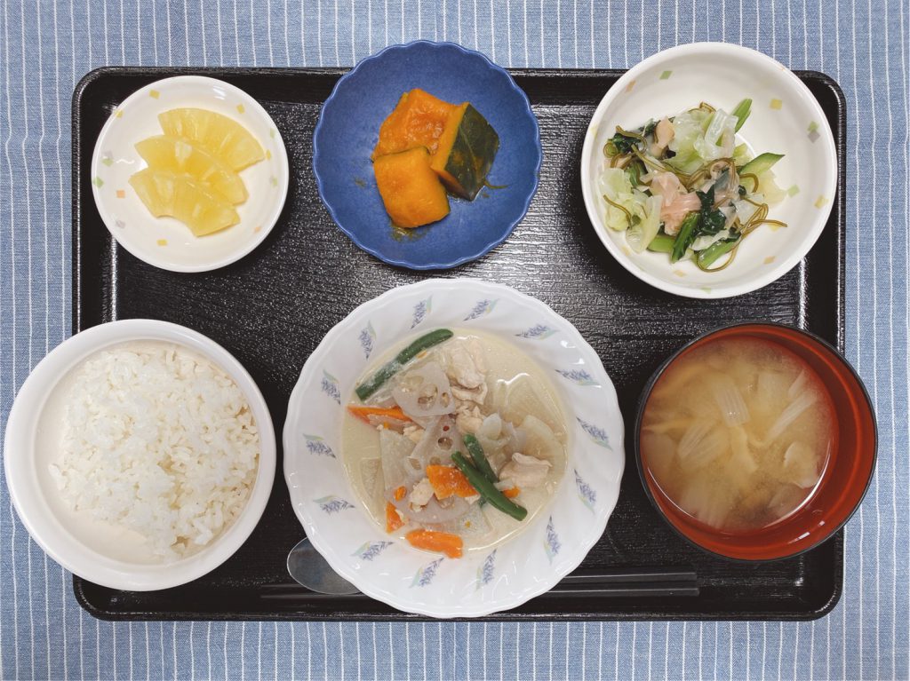 今日のお昼ごはんは、豆乳煮・生姜和え・かぼちゃ煮・みそ汁・くだものでした。