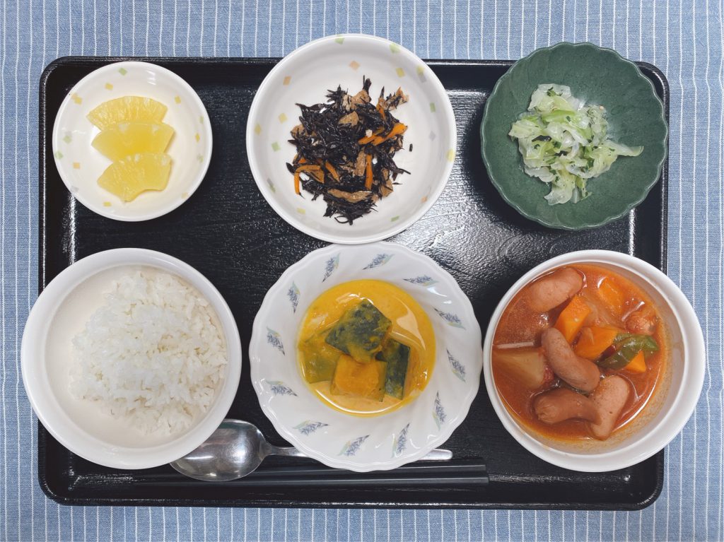 きょうのお昼ごはんは、ウインナーと野菜のトマトスープ煮・大根サラダ・かぼちゃミルク煮・くだものでした。