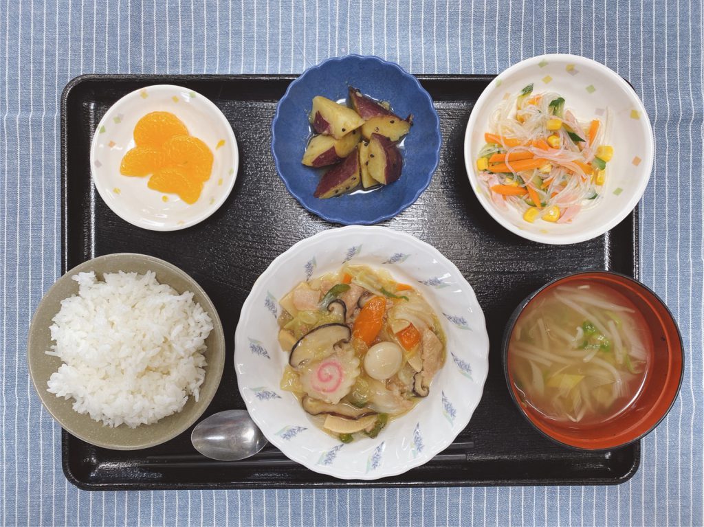 今日のお昼ごはんは、八宝菜・春雨サラダ・大学芋煮・中華スープ・くだものでした。