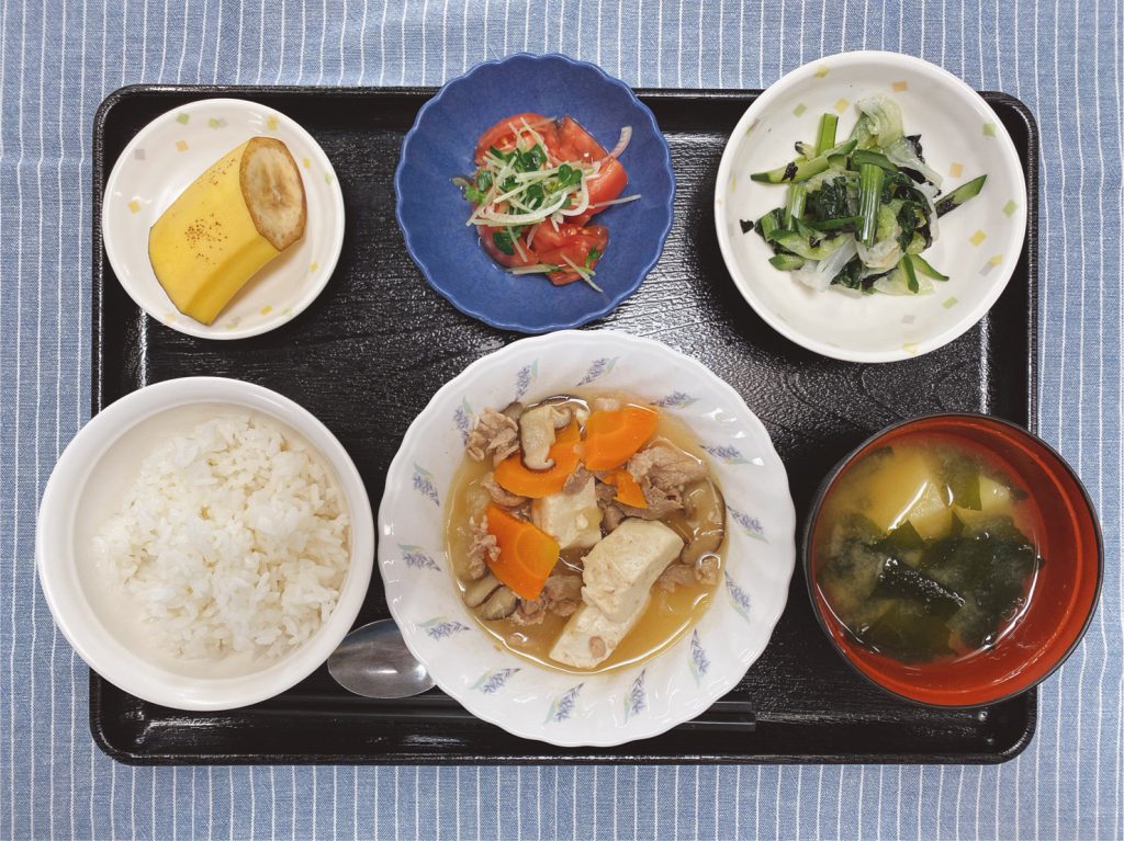 きょうのお昼ごはんは、肉豆腐・和え物・トマトとみょうがのサラダ・みそ汁・くだものでした。