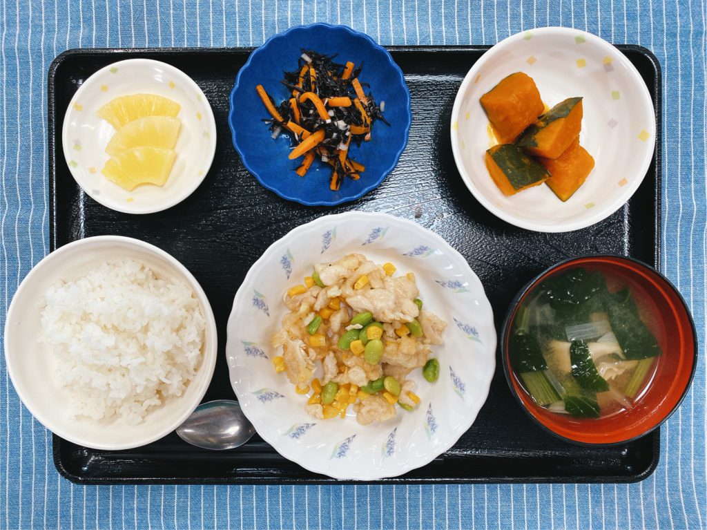 きょうのお昼ごはんは、鶏肉と枝豆の塩炒め・ひじきと人参のサラダ・かぼちゃ煮・みそ汁・くだものでした。