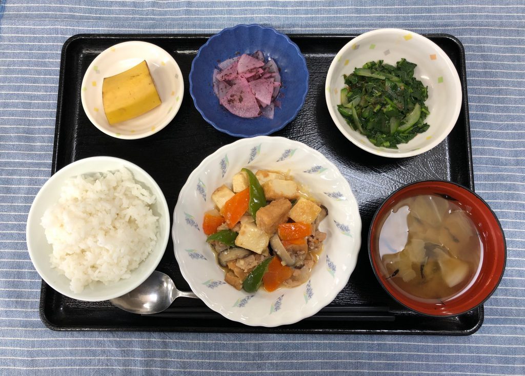 きょうのお昼ごはんは、鶏肉と厚揚げのみそ炒め・おかか和え・ゆかり大根・みそ汁・くだものです。