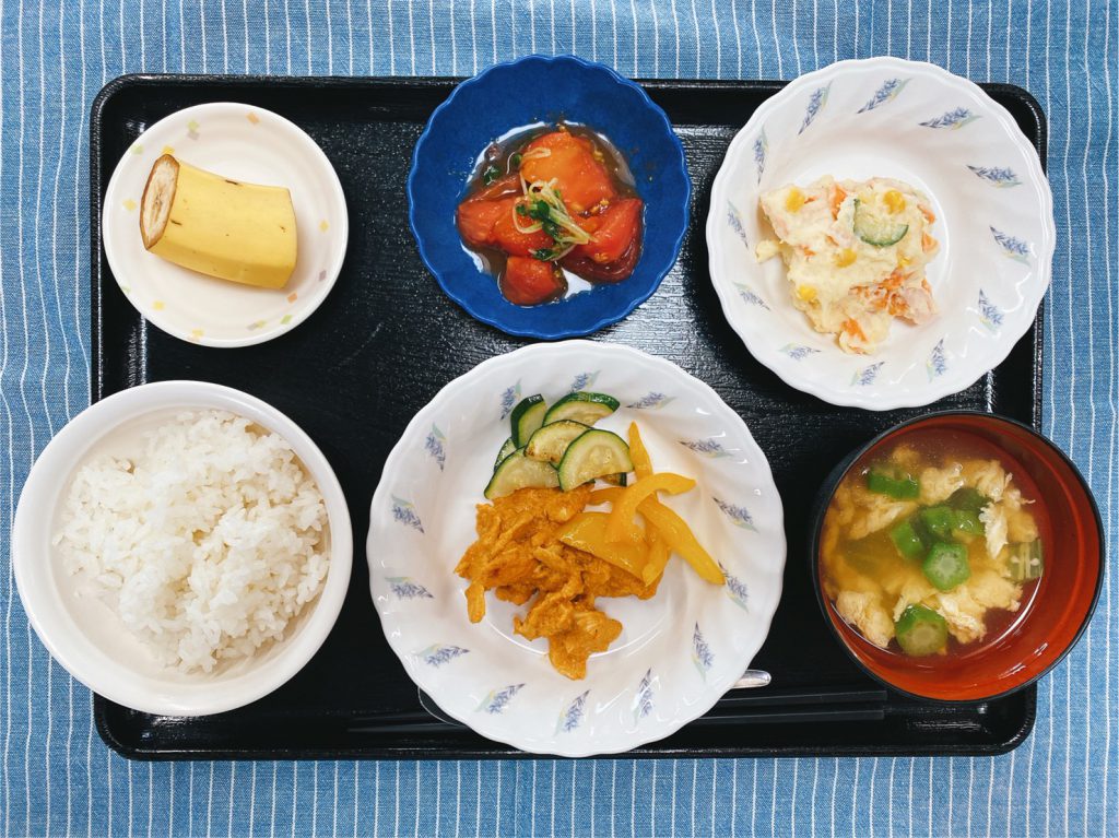 きょうのお昼ごはんは、タンドリーチキン・ポテトサラダ・冷やしトマト・スープ・くだものでした。