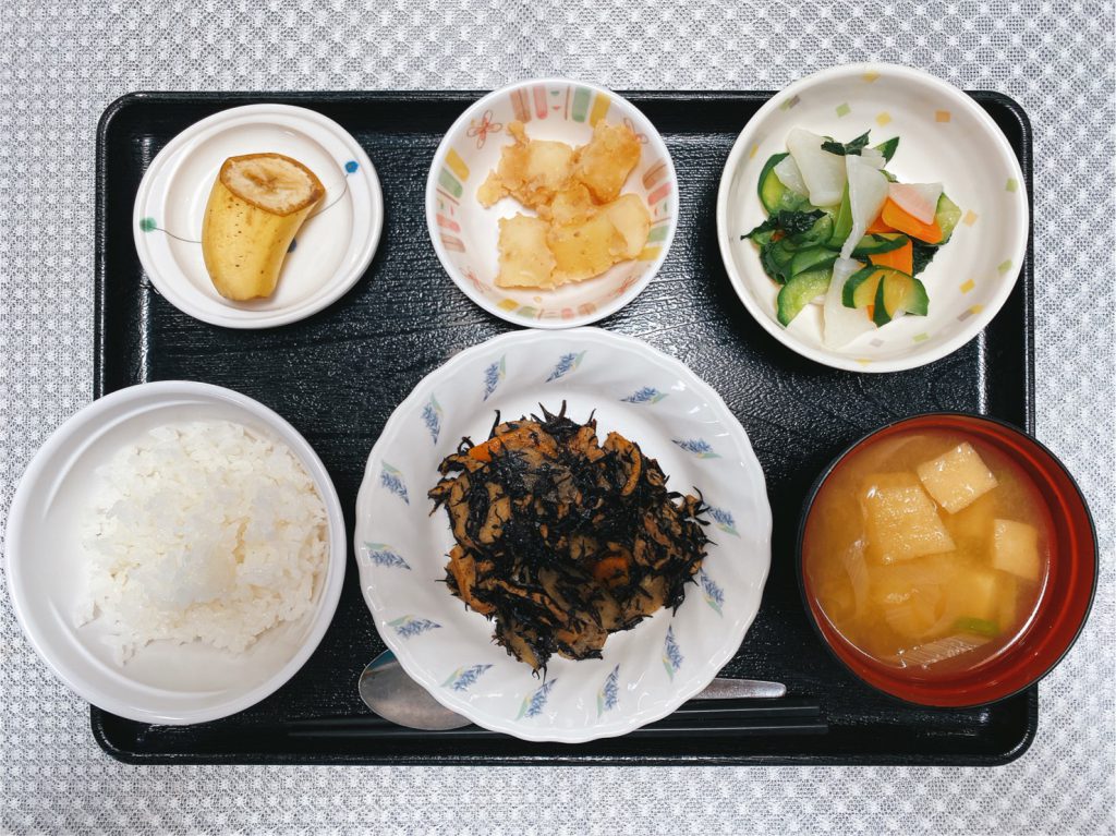 今日のお昼ごはんは、磯炒め・和え物・ジャガイモのおかかポン酢和え・みそ汁・くだものでした。