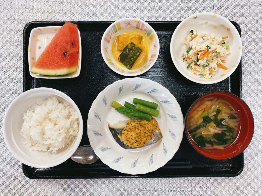 きょうのお昼ごはんは、鰆とアスパラガスの粒ﾏｽﾀｰﾄﾞ焼き・おかかｻﾗﾀﾞ・かぼちゃミルク煮・みそ汁・果物でした。