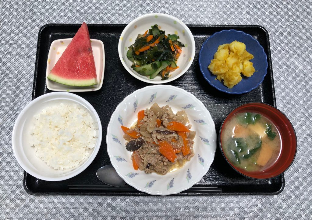 きょうのお昼ごはんは、根菜のそぼろ煮・ところてん和え・カレーポテト・みそ汁・くだものでした。