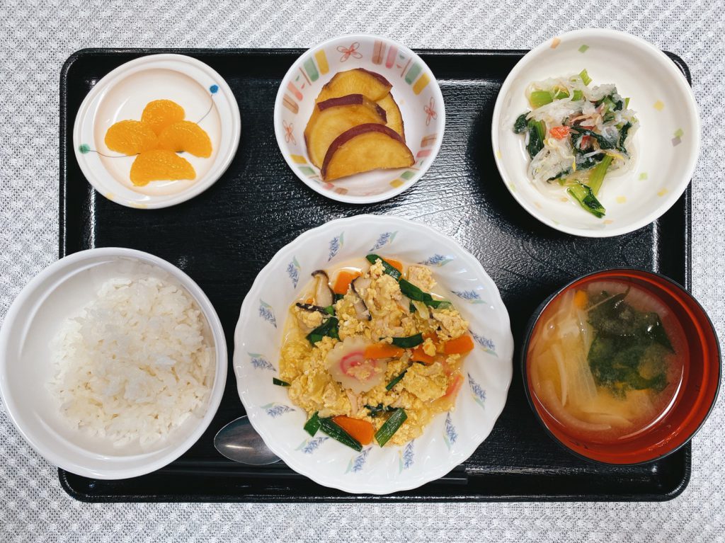 きょうのお昼ごはんは、親子煮・おろし和え・おさつの甘辛煮・みそ汁・くだものでした。