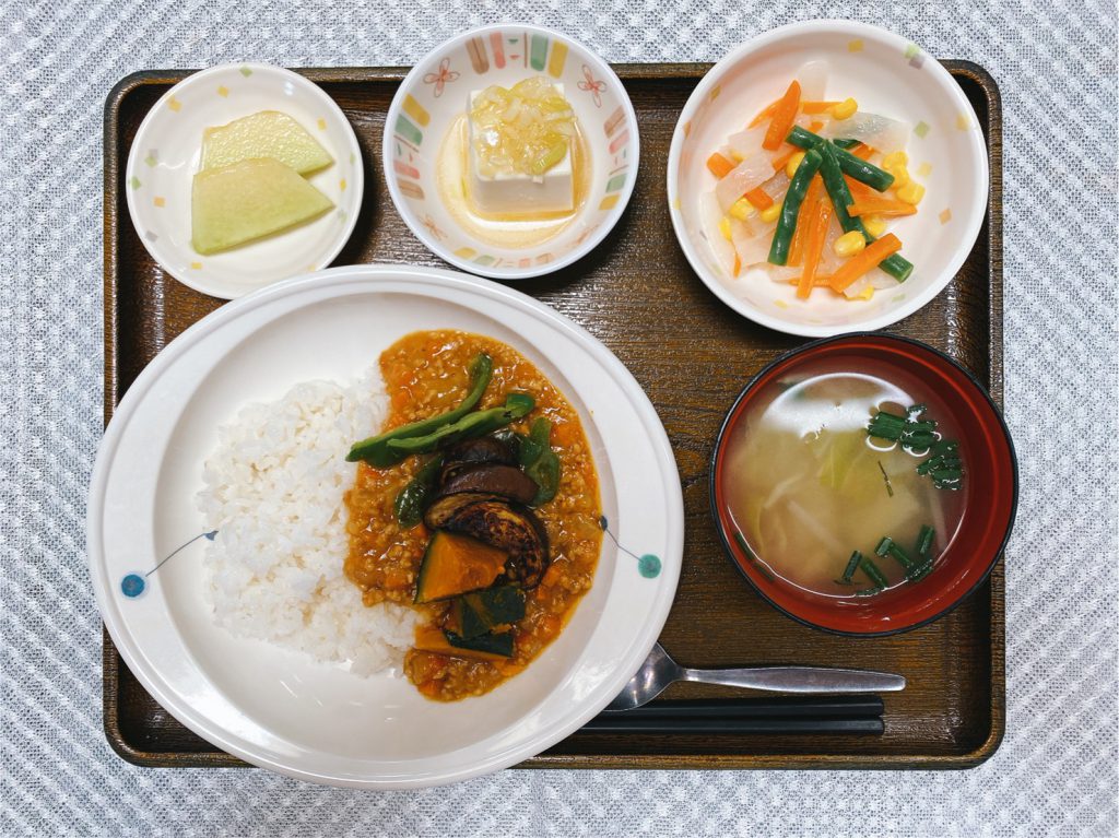 きょうのお昼ごはんは、夏野菜カレー・カラフルサラダ・ねぎ塩奴・みそ汁・くだものでした。