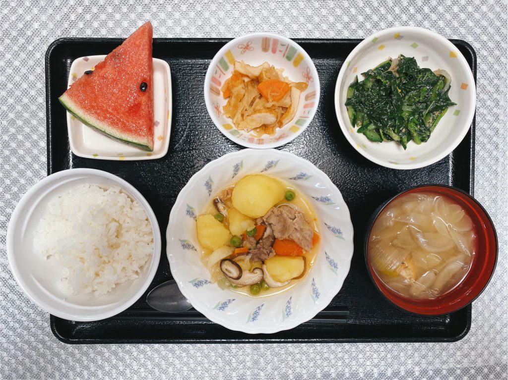 今日のお昼ごはんは、塩肉じゃが・ごま和え・切り干し煮・みそ汁・くだものでした。