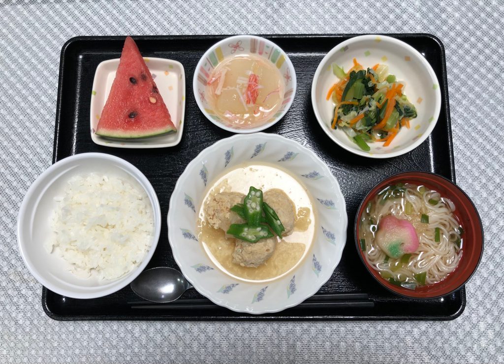 きょうのおひるごはんは、つくねおろし煮・冬瓜のくずあん・わさび和え・そうめん汁・くだものでした。