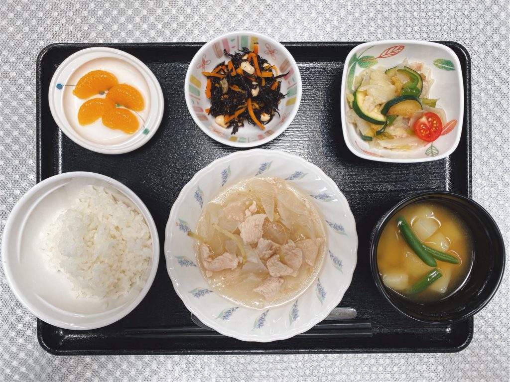 きょうのお昼ごはんは、鶏大根、ひじきと人参のサラダ、野菜炒め、みそ汁、くだものでした。