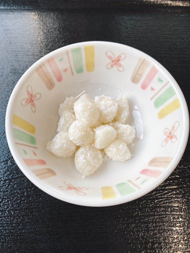 きょうのおやつは、バターもち(秋田の郷土菓子)でした。