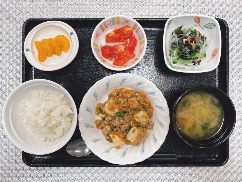 きょうのお昼ごはんは、家常豆腐、春雨の酢の物、冷やしトマト、みそ汁、果物でした。