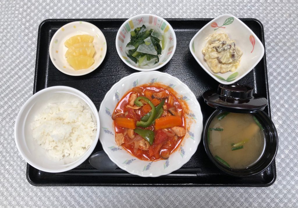 きょうのお昼ごはんは、鶏肉のトマト煮、甘ずっぱおさつサラダ、野菜炒め、みそ汁、くだものでした。