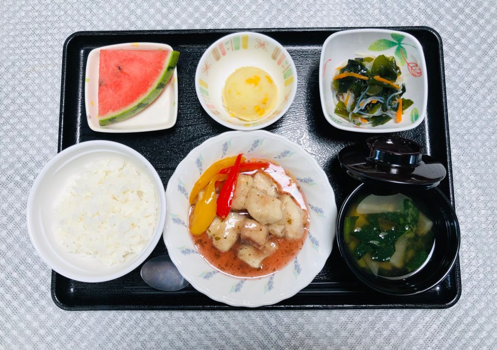 きょうのお昼ごはんは、めかじきの梅肉あんかけ、わかめ和え、ミルクポテト、みそ汁、くだものでした。