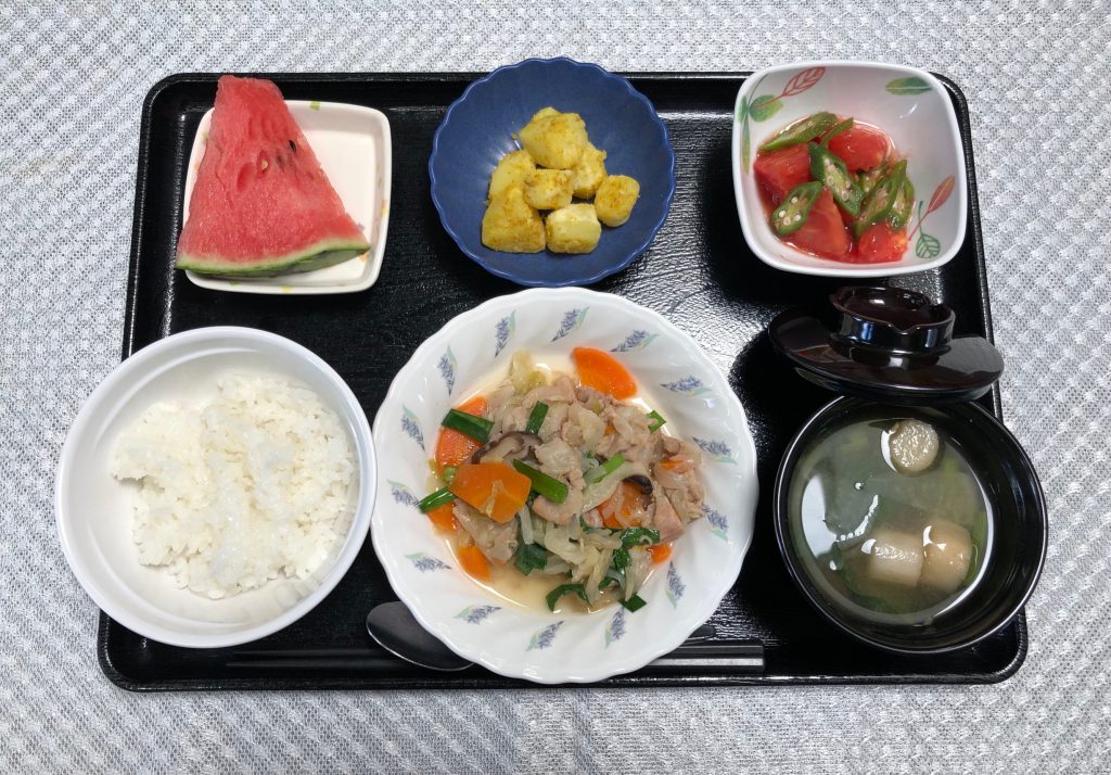 きょうのお昼ごはんは、肉野菜炒め、カレーポテト、さっぱりトマト、みそ汁、くだものでした。