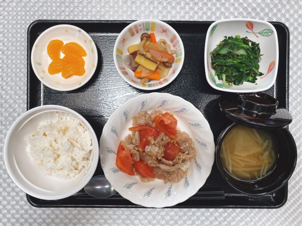 8/6のお昼ごはんは、豚肉とトマトのねぎ塩和え・甘辛炒め・切り昆布和え・みそ汁・くだものでした。