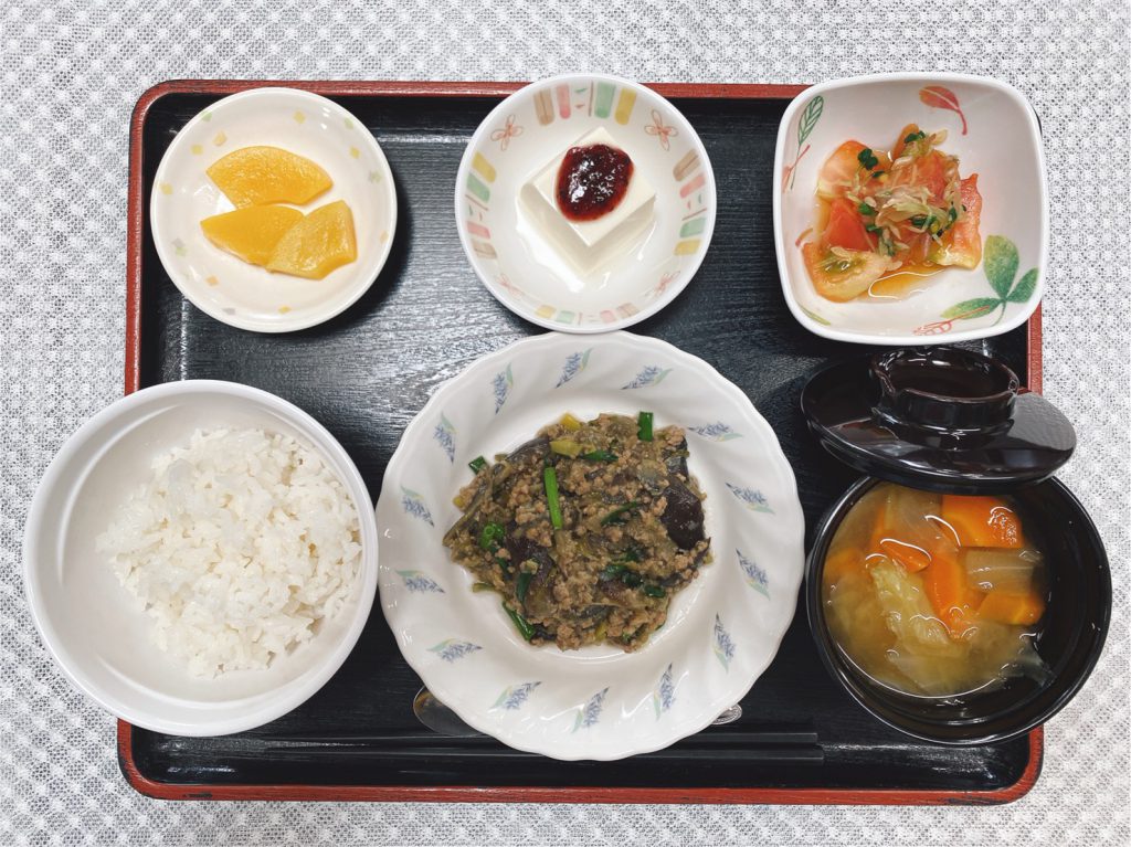 8/7のお昼ごはんは、和風麻婆茄子・トマトとミョウガのサラダ・冷奴・みそ汁・果物でした。