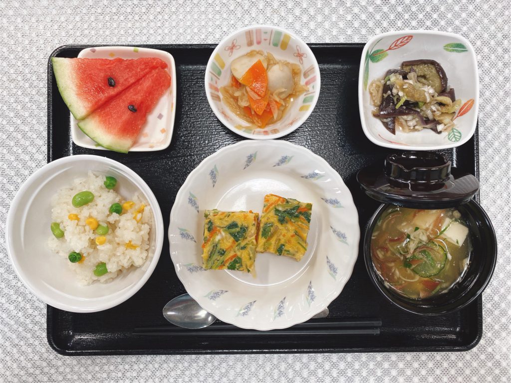 きょうのお昼ごはんは、おこわ・千草焼・薬味和え・煮物・冷汁・くだものでした。