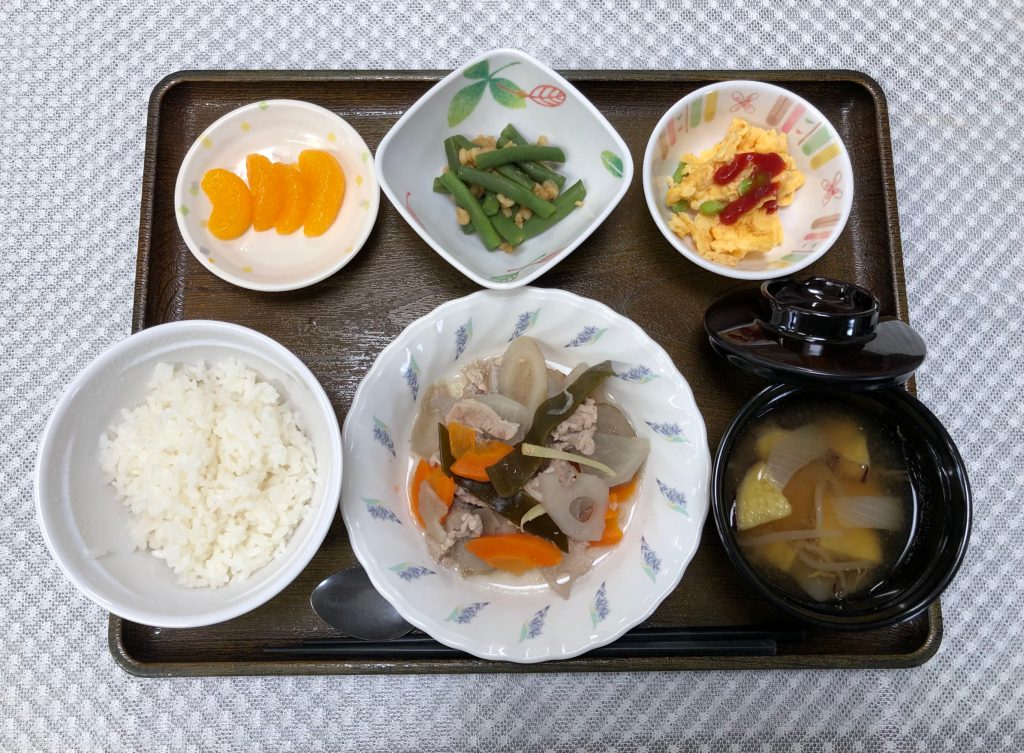 きのうのお昼ごはんは、和風ポトフ・天かす和え・炒り卵・味噌汁・果物でした。