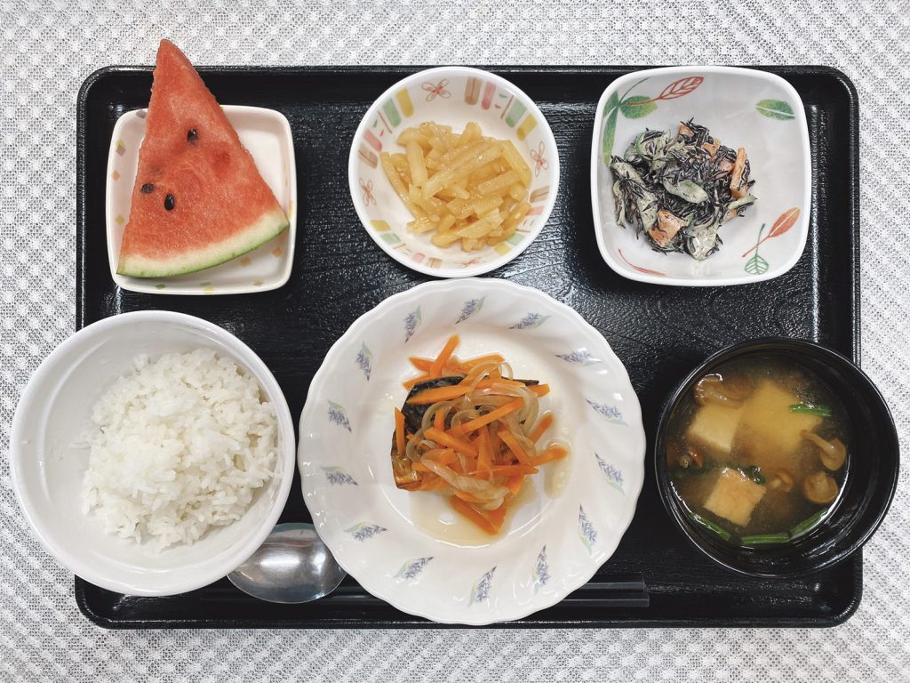 きょうのお昼ごはんは、鯖のポン酢焼き浸し・ひじきのサラダ・じゃが芋きんぴら・味噌汁・くだものでした。