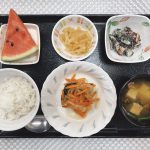 きょうのお昼ごはんは、鯖のポン酢焼き浸し・ひじきのサラダ・じゃが芋きんぴら・味噌汁・くだものでした。