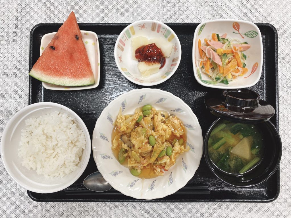 きょうのお昼ごはんは、かにたま・中華サラダ・梅じゃが・みそ汁・くだものでした。