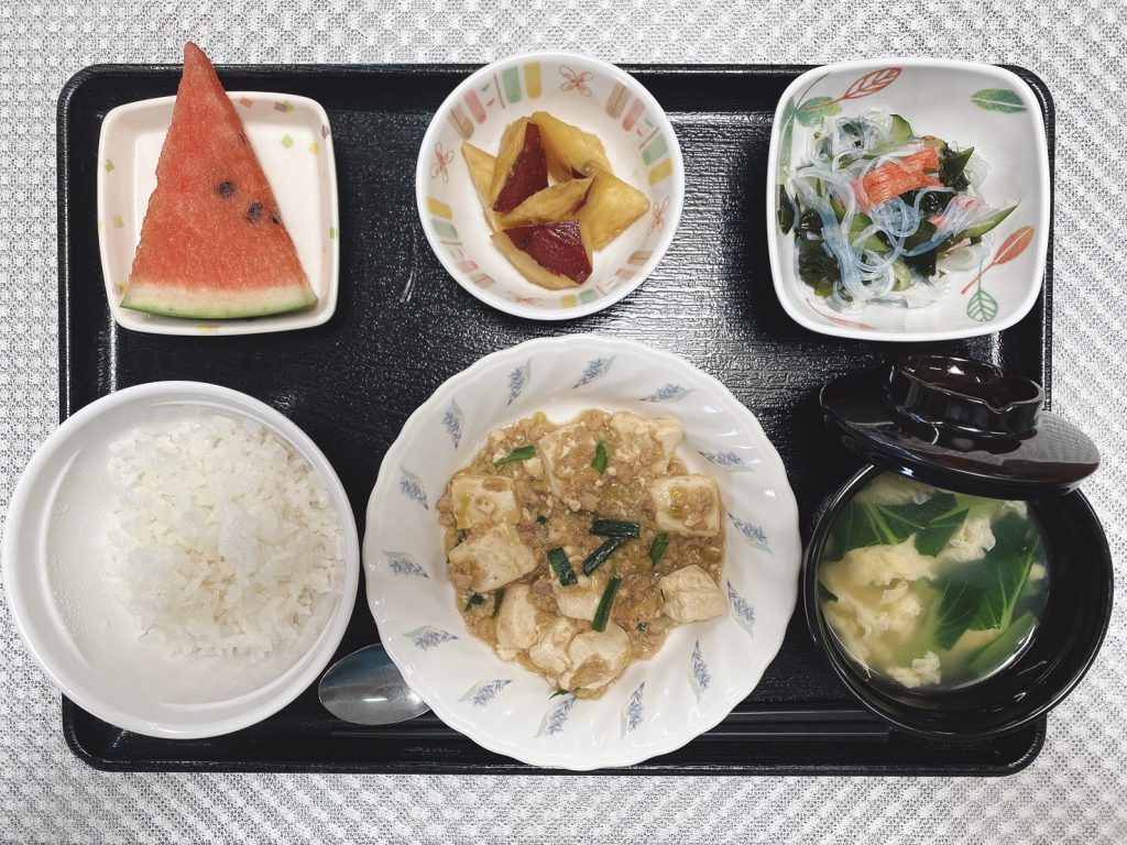 きょうのお昼ごはんは、麻婆豆腐・春雨の酢の物・おさつの甘露煮・みそ汁・くだものでした。