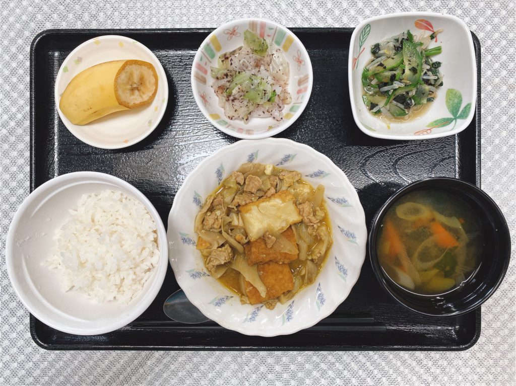 きょうのお昼ごはんは、厚揚げの和風カレー煮・焼きのり和え・ゆかり大根・みそ汁・くだものでした。