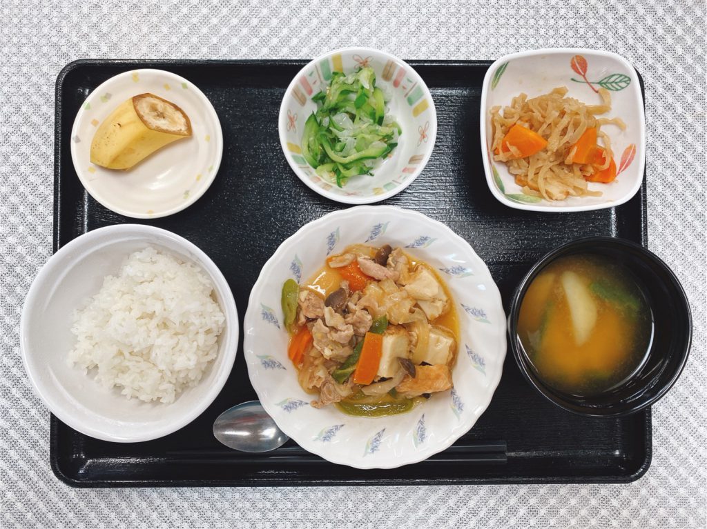 きょうのお昼ごはんは、豚肉と厚揚げのみそ炒め・切り干し煮・浅漬け・みそ汁・くだものでした。