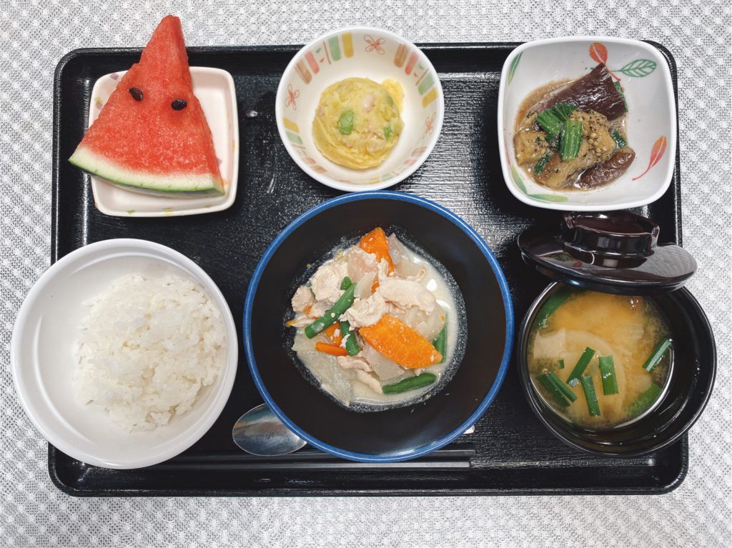 今日のお昼ごはんは、豆乳煮・おさつサラダ・蒸しナスのごま和え・みそ汁・くだものでした。