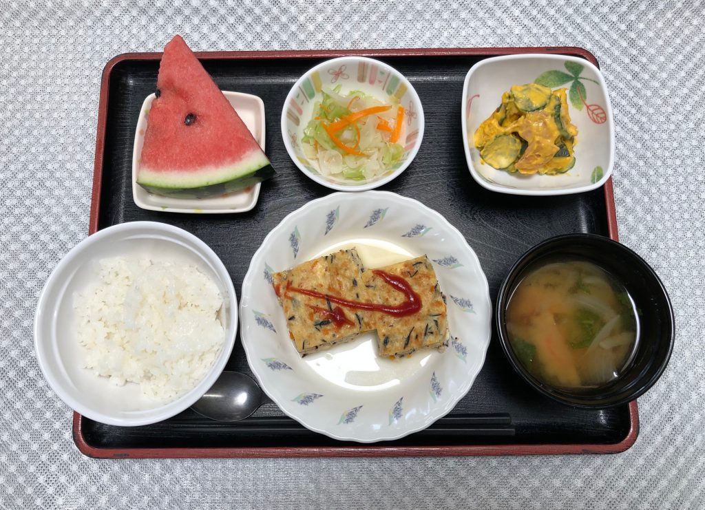 今日のお昼ごはんは、ツナハンバーグ・かぼちゃサラダ・浅漬け・みそ汁・くだものでした。