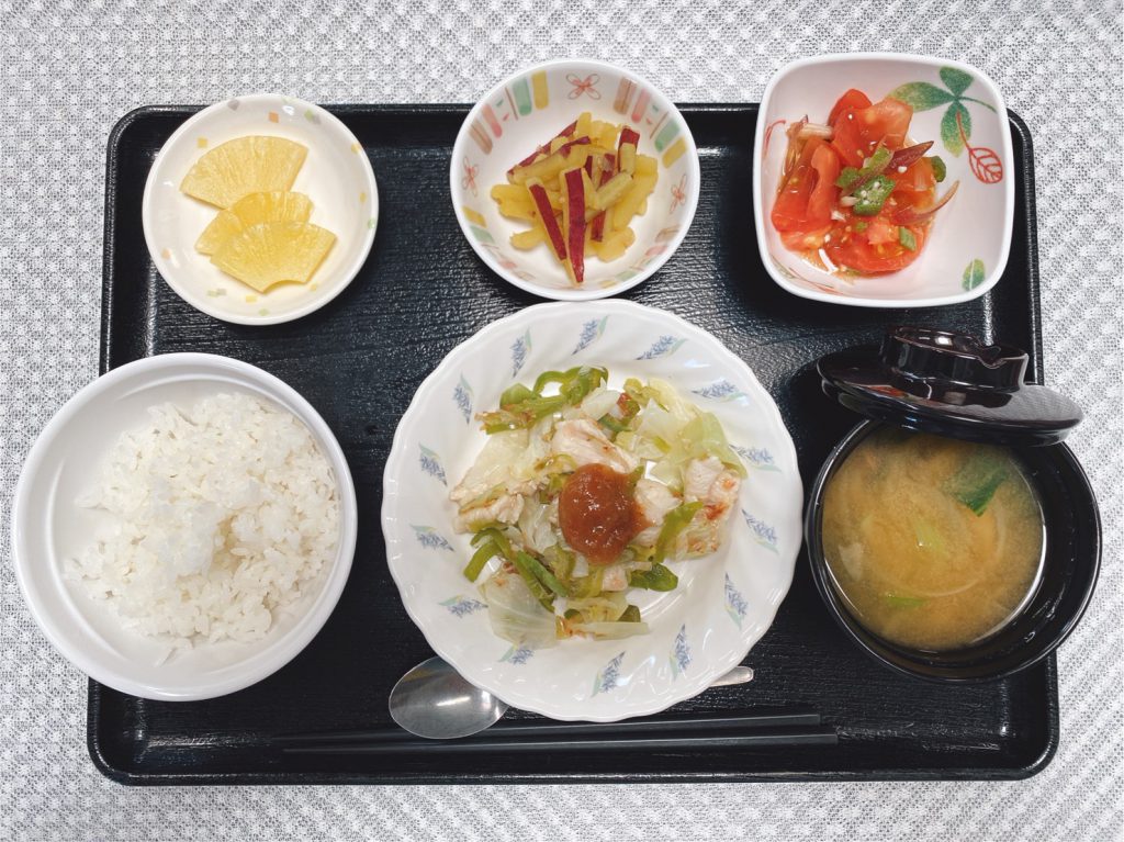 きょうのお昼ごはんは、ズッキーニと鶏肉の梅焼き浸し・おさつきんぴら・冷やしトマト・みそ汁・くだものでした。