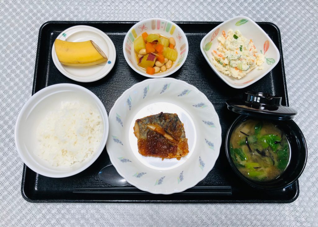 8月28日、きょうのお昼ごはんは、鯖の玉ねぎ風味焼き・おからサラダ・煮物・みそ汁・くだものでした。