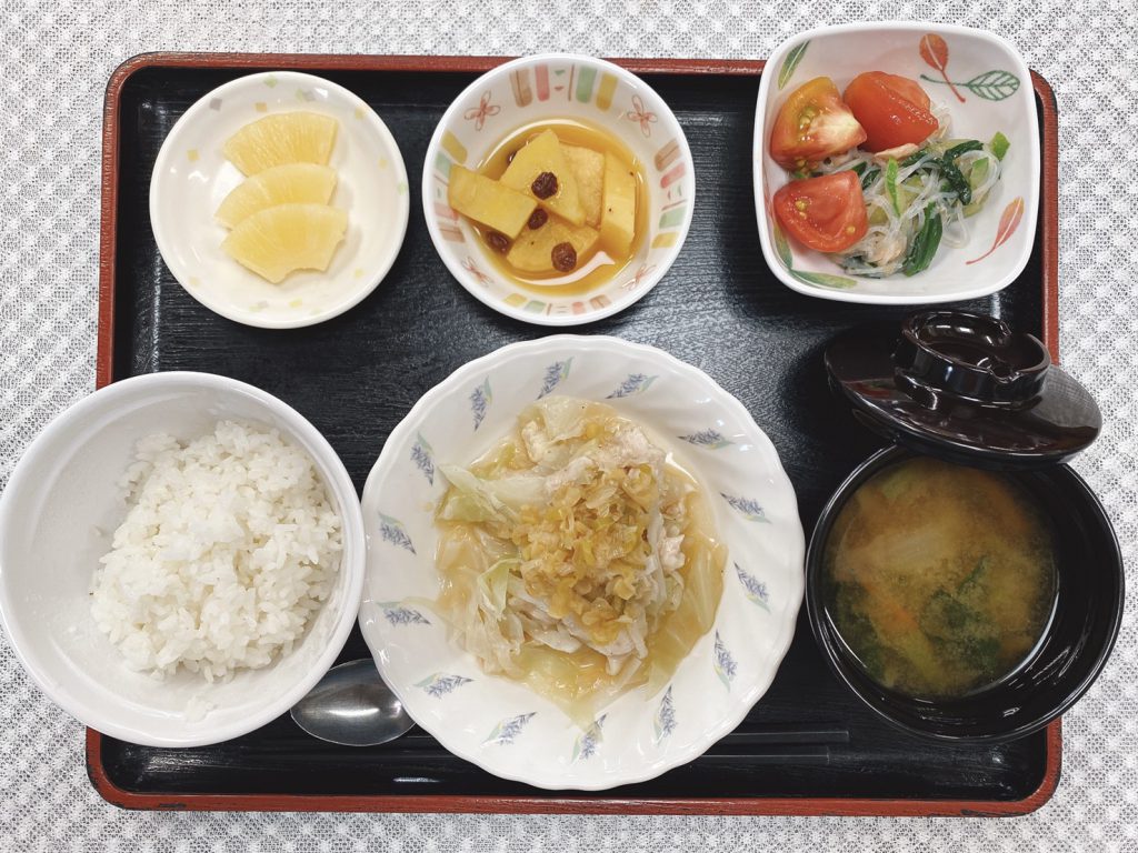 きょうのお昼ごはんは、蒸し鶏の油淋鶏風・トマトのサラダ・おさつのオレンジ煮・みそ汁・くだものでした。