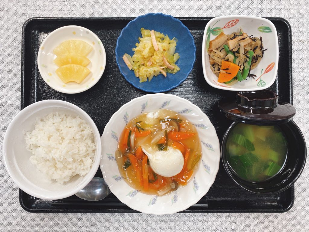 きょうのお昼ごはんは、卵とじの野菜あんかけ・煮物・ハムとキャベツのカレー和え・みそ汁・くだものでした。