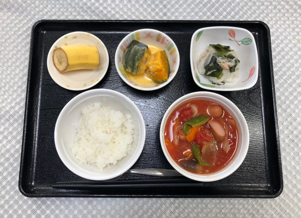 きょうのお昼ごはんは、ウインナーと野菜のトマトスープ煮・大根サラダ・ミルク煮・みそ汁・くだものでした。