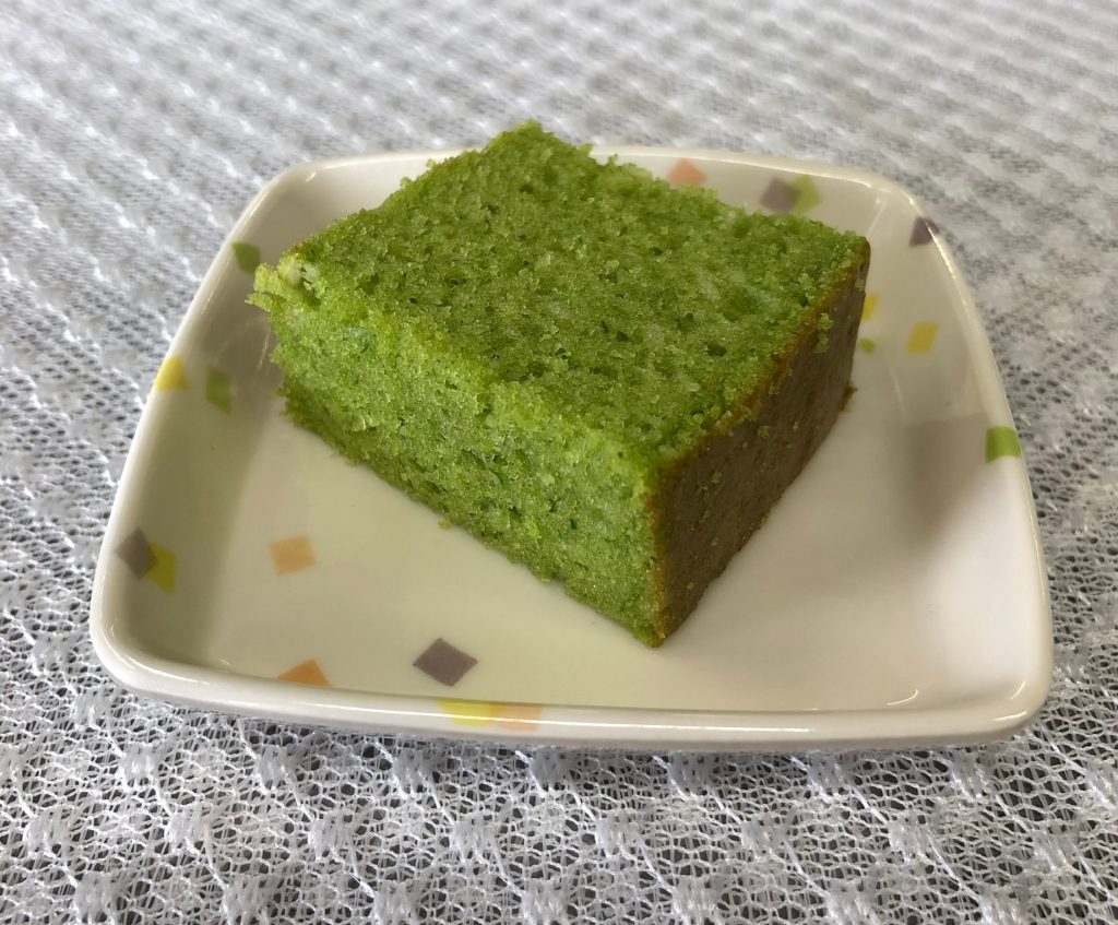 きょうのおやつは、ほうれん草ケーキでした。