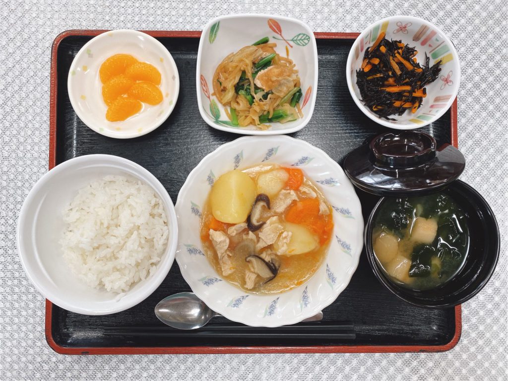 きょうのお昼ごはんは、吉野煮・ひじきと人参のサラダ・お浸し・みそ汁・くだものでした。