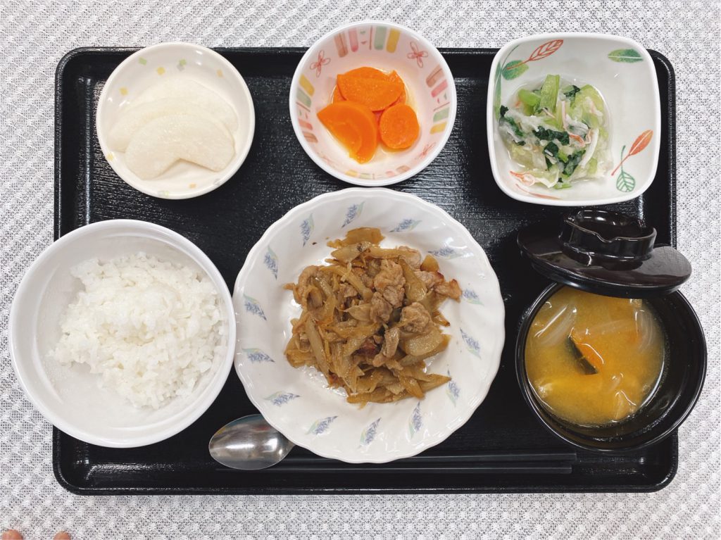 きょうのお昼ごはんは、豚肉とごぼうのしぐれ煮、おろし和え、レモンバター人参、みそ汁、くだものでした。