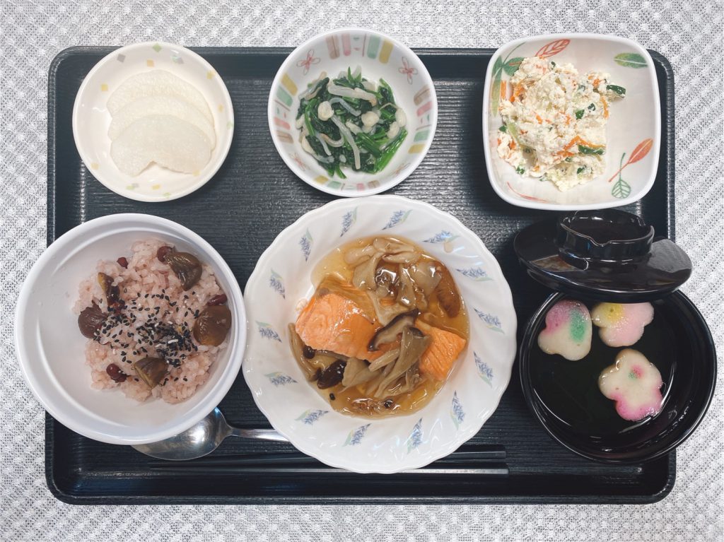 きょうのお昼ごはんは、敬老お祝いお赤飯　蒸し鮭のきのこｿｰｽ　おからｻﾗﾀﾞ　天かす和え　お吸い物　果物でした。