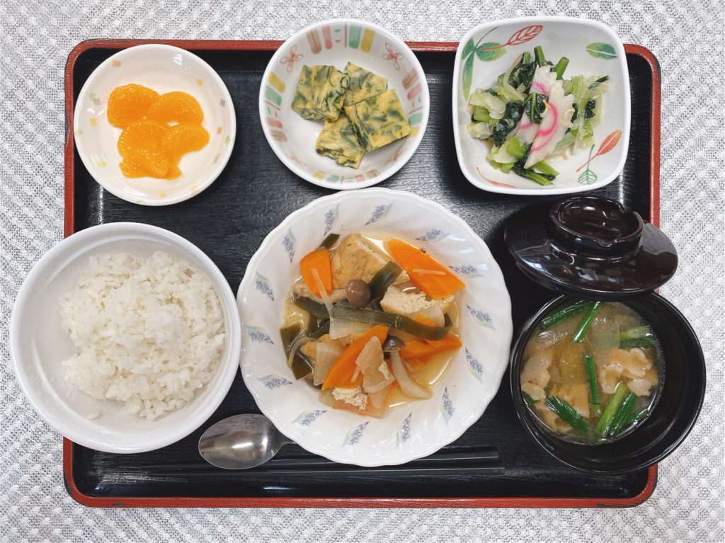 きょうのお昼ごはんは、がんもと根野菜の含め煮・わかめの卵焼き・酢みそ和え・豚汁・くだものでした。