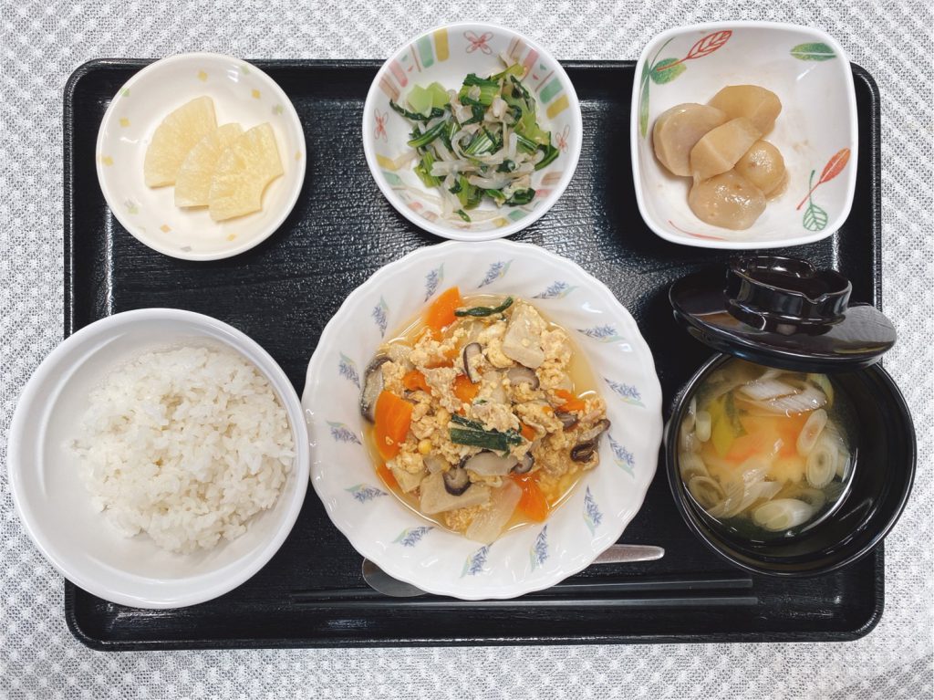 きょうのお昼ごはんは、ツナと高野豆腐の卵とじ・生姜和え・里芋の煮ころがし・みそ汁・くだものでした。