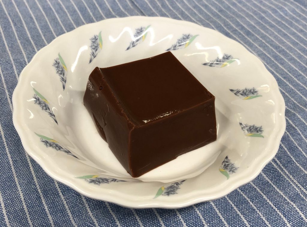 きょうのおやつは、チョコレートゼリーでした。