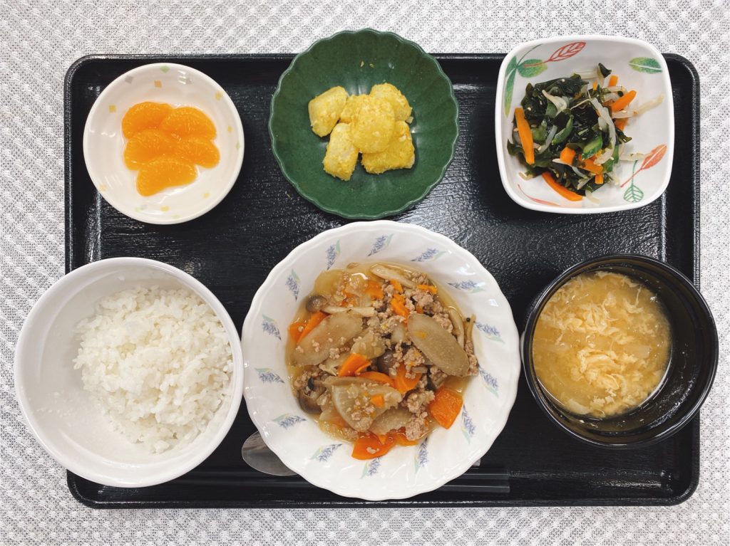 きょうのお昼ごはんは、根菜のそぼろ煮・わかめの和え物・カレーポテト・みそ汁・くだものでした。