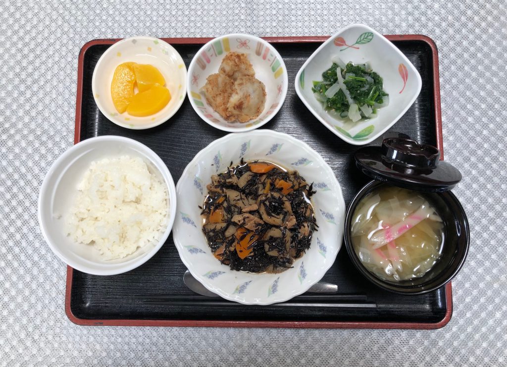 きょうのお昼ごはんは、磯炒め・和え物・里芋のおかかポン酢和え・みそ汁・くだものでした。